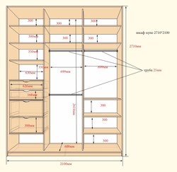 Koridorda o'rnatilgan shkaflar, diagrammalar, chizmalar, fotosuratlar