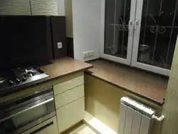 Pəncərədəki mətbəx, batareyanın fotoşəkili ilə nə etməli