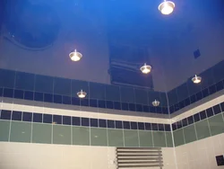 Фото натяжных глянцевых потолков в ванну