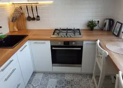 Дизайн кухни с белым холодильником и плитой