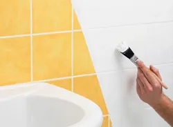 Ванна бөлмесінің фотосуретіндегі ескі плиткалар
