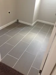 Baseboards дар ҳаммом дар сурати ошёнаи