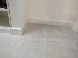 Baseboards дар ҳаммом дар сурати ошёнаи