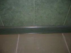 Baseboards дар ҳаммом дар сурати ошёнаи