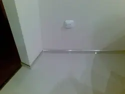 Baseboards дар ҳаммом дар сурати ошёнаи