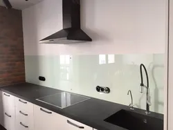 Mətbəx interyerində şüşə önlük