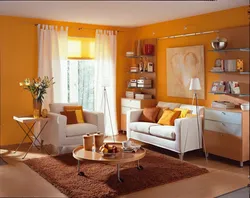 Қызыл жиһаз фотосуреті бар қонақ бөлмесі