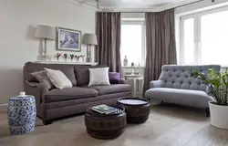 Qonaq otağı fotoşəkilində müxtəlif rəngli divanlar