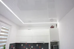 Төбедегі фотосуреттегі ас үйдегі жеңіл сызықтар