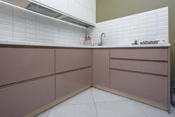 Ручки для фасадов кухни в интерьере
