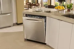 Посудамыйка на кухні фота