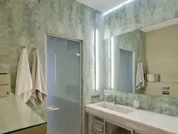 Жуынатын бөлмедегі венециялық сылақ фотосуретте
