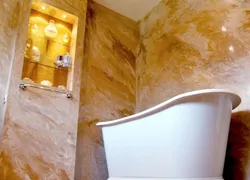 Жуынатын бөлмедегі венециялық сылақ фотосуретте