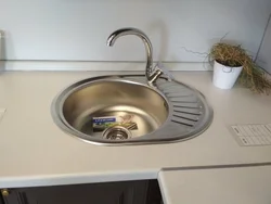 Oshxonaning ichki qismidagi dumaloq lavabo
