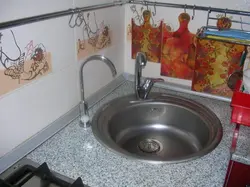 Oshxonaning ichki qismidagi dumaloq lavabo