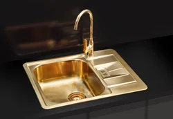 Oshxonadagi oltin lavabo fotosurati