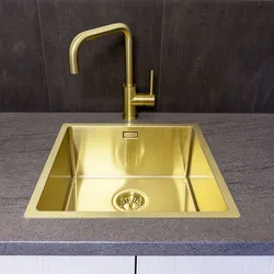Mətbəxdəki qızıl lavabo fotoşəkili