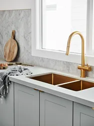 Mətbəxdəki qızıl lavabo fotoşəkili