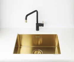 Mətbəxdəki qızıl lavabo fotoşəkili