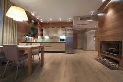 Wood-effect tiles on the wall in the kitchen in the interior