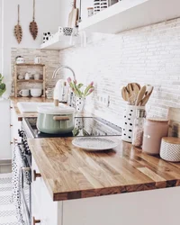 Wood-effect tiles on the wall in the kitchen in the interior