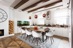 Wood-effect tiles on the wall in the kitchen in the interior