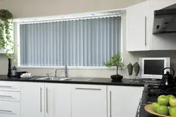 Mətbəx pəncərəsi fotoşəkili üçün şaquli pərdələr