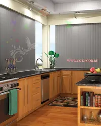 Жалюзі вертыкальныя тканкавыя фота на кухні