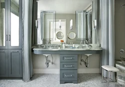 Banyonun içərisində boz lavabo