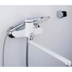 Жуынатын Бөлмедегі Ақ Кран Фотосуреті