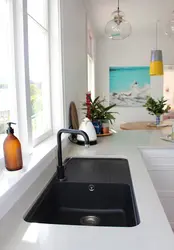 Дизайн кухни с черным смесителем