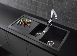Дизайн кухни с черным смесителем