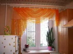 Дизайн кухни с оранжевыми шторами