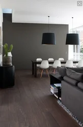 Qaranlıq laminat fotoşəkili olan qonaq otağı