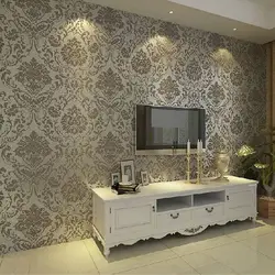Yashash xonasining ichki qismida damask bilan devor qog'ozi