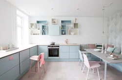 Pastel rənglərdə qonaq otağı mətbəx dizaynı