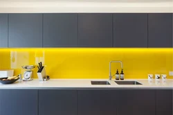 Кухня ў шэрым і жоўтым колеры фота