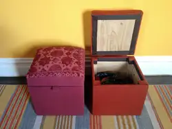 Do-it-yourself ottoman for the hallway made of wood photo