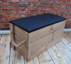 Do-it-yourself ottoman for the hallway made of wood photo