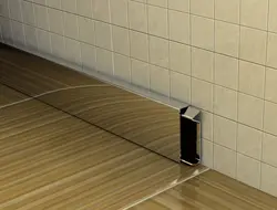 Mətbəx döşəməsində plitələr üzərində plinth fotoşəkili