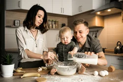 Кухня з фатаграфіямі сям'і