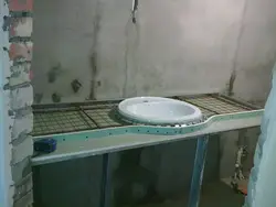 Lavabo ostidagi o'z qo'llaringiz bilan hammom peshtaxtasi fotosurati