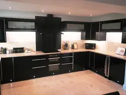 Угловые кухни черного цвета фото