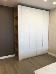 Топсалы есіктері бар жатын бөлме шкафы, жеңіл фото