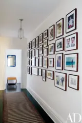 Koridorda divarda fotoşəkilləri olan çərçivələr