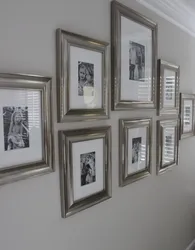 Дәліздегі қабырғаға фотосуреттері бар жақтаулар