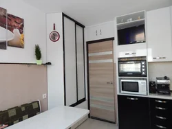 Şkafda mətbəx dizaynı televizor