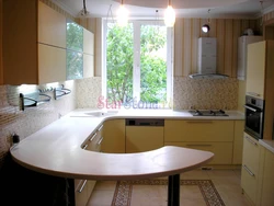 Тарҳи ошхона кунҷӣ бо countertop назди тиреза