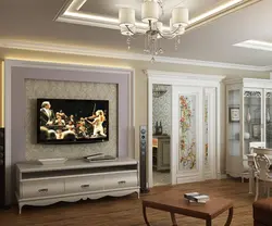 Классикалық интерьердегі қонақ бөлмесіндегі теледидар