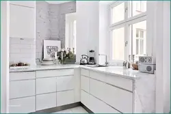 Дизайн белой кухни с белой плиткой